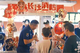 五一广场夜市的36号小铺来啦 这有猛猛的暴打柠檬和消防小熊图片