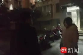 12岁女孩与父拌嘴离家，准备去母亲墓前哭诉图片