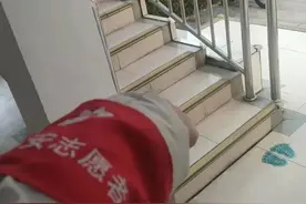 上海男子跑腿新业务火上热搜：帮家长去学校站岗，你能接受吗？图片