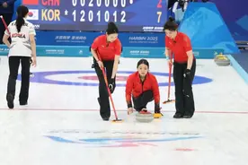 2：7不敌韩国，中国队获女子冰壶银牌图片
