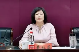 通报！江苏一校长多次向区委书记赠送礼金，被免职当月她主动投案图片