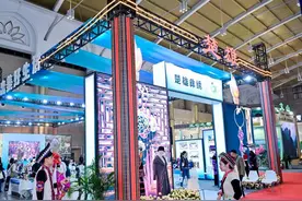 米兰时装周楚雄彝族服饰精彩亮相文博会图片
