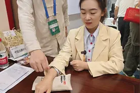 症状缓解立竿见影！在尼山跟记者体验中医针灸治疗图片