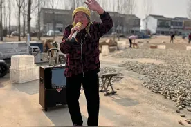 “头巾奶奶”：“我们村的‘网红’”图片