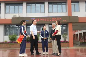 “爸，下水道里有求救声！”图片