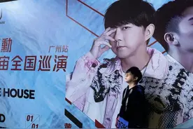 钢琴侠折叠钢琴公益拍卖，助力黄雨勳《Y宇宙》演唱会图片