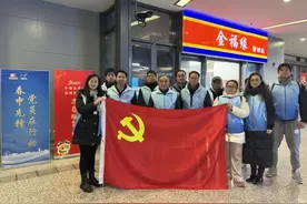 身着蓝马甲的他们，就像茫茫人海中的灯塔｜志愿者手记图片