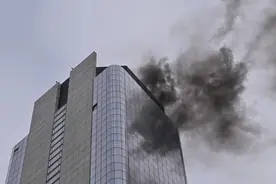 纽约世贸中心附近在建高楼起火：浓烟滚滚 工人从近70层楼逃生图片