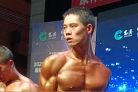 视力只有0.02，他却成为健美大赛上最闪耀的明星图片