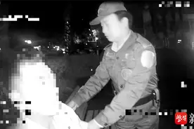 男子醉酒在网约车上呕吐，司机无法叫醒无奈报警……图片