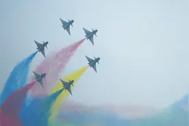 （图文互动）空军36型武器装备在中国航展成体系亮相 展现人民空军转型跨越新成就图片