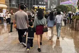 重庆“断崖式降温”后市民“乱穿衣”，街头看尽“春夏秋冬”图片