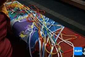 新春走基层丨五指山：年前黎锦需求旺 织娘赶工制作忙图片