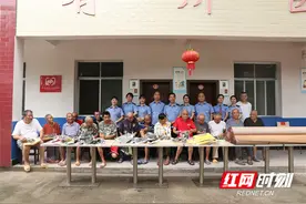 湘西公益慢火车：爱洒乡村敬老院，真情温暖夕阳红图片