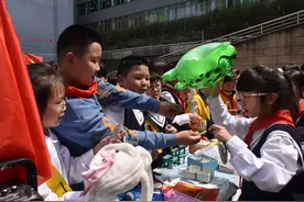 重庆涪陵：“跳蚤市场”进校园 爱心义卖欢乐多图片