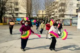 南苑街道博古庄社区开展“扇子舞”健身体育活动图片