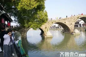 风拂杨柳绿，日照山河新图片