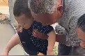拍客｜爷爷奶奶在院子里的水泥地上印下孙子脚印：想保留他小时候的可爱瞬间图片