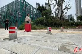 9根路桩“扎”在人行道上，谁设的绊脚石？最新回应图片