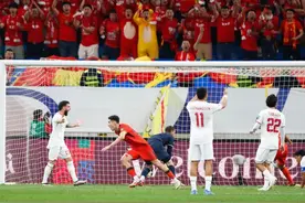 国足身后，那一抹“中国红”图片