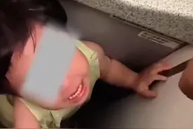 快评丨两陌生女子把幼童带飞机厕所教育，网友们为何“不答应”？图片