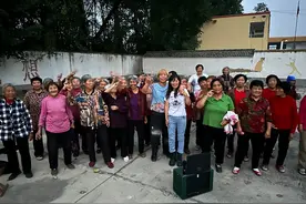 安徽“老年蹦迪舞团”重阳节再蹦迪，60个老人一起包包子，每人收到一双红色手套图片