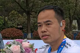 汉马关门前的最后一名跑者收到完赛鲜花：享受比赛，比当第一名还快乐图片