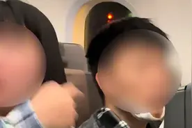 传飞机滑行乘客要上厕所，遭拒后砸门辱骂空乘人员，新航飞中国航班被迫延误；客服：延误原因需要调查图片