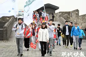 坚持10小时慈善行走，南京一中少年用青春的脚步见证爱心力量图片