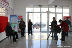 聊城市摄影家协会到洪官屯镇开展金秋送温暖公益摄影活动图片