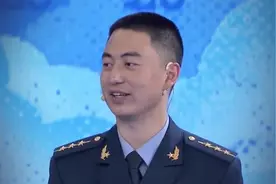 军民鱼水情！飞机发动机突然停车，飞行员跳伞后第一个赶来救援的是老百姓视频封面