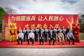 东莞石排镇欢送12名新兵踏上新征程图片