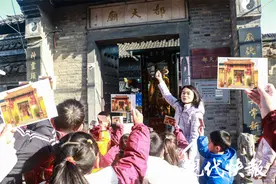 滚铁环、跳房子、磨石磨……淮安小学生解锁“8090”童年游戏图片