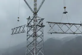震撼！他们在170米“云端”组建特高压铁塔图片