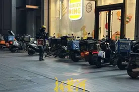多家平台官宣为外卖骑手缴纳“五险一金”，记者街头对话骑手：期望与观望并存图片