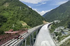 城开高速城口县城至北屏段右幅全部贯通图片