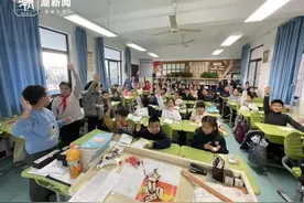 蔬菜、甘蔗、零食……小学办起了拍卖会，交易的货物是它图片