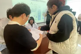 关爱听力健康 共建和谐社区——敦化市民主街道中心社区残联开展全国爱耳日主题宣传活动图片