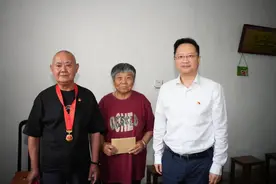 “七一”前夕，区委常委走访慰问建国前入党和“光荣在党50年”老党员代表图片