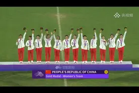 女子七人制橄榄球中国队夺金，场边是一支浙江球迷眼熟的拉拉队图片