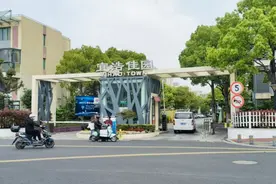 浦东一小区：地上停车挤破头，地下为何空荡荡？图片
