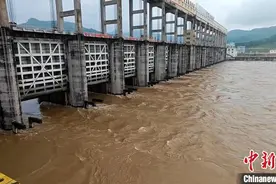广西柳江河水位持续上涨 亲水平台被淹渡口停渡图片