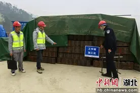 湖北宜昌：“峡江义警”守护引江补汉项目工地“不打烊”图片