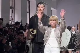 气质完全不输专业男模！阿不都沙拉木在25春夏巴黎时装秀上演走秀图片