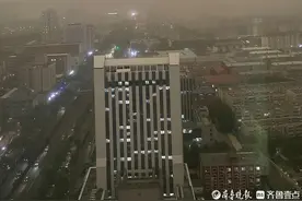热闻|乌云压顶！晚高峰济南遭遇短时漫天黄沙+电闪雷鸣降雨图片