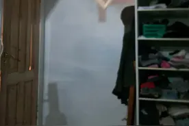 大晚上的，邻居家的屋顶出现自家墙壁上，还是倒过来的？图片