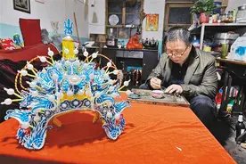 戏剧帽盔“守艺人”图片