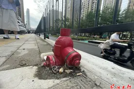 连夜施工整改！沿路消火栓竟半截埋入地下图片