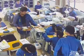 暖爆了！初三女生脚受伤，几名男生自发排班，组成“送饭小分队”图片