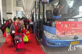 江门新会⇋广西宁明 幸福大巴把异地务工人员送回家图片